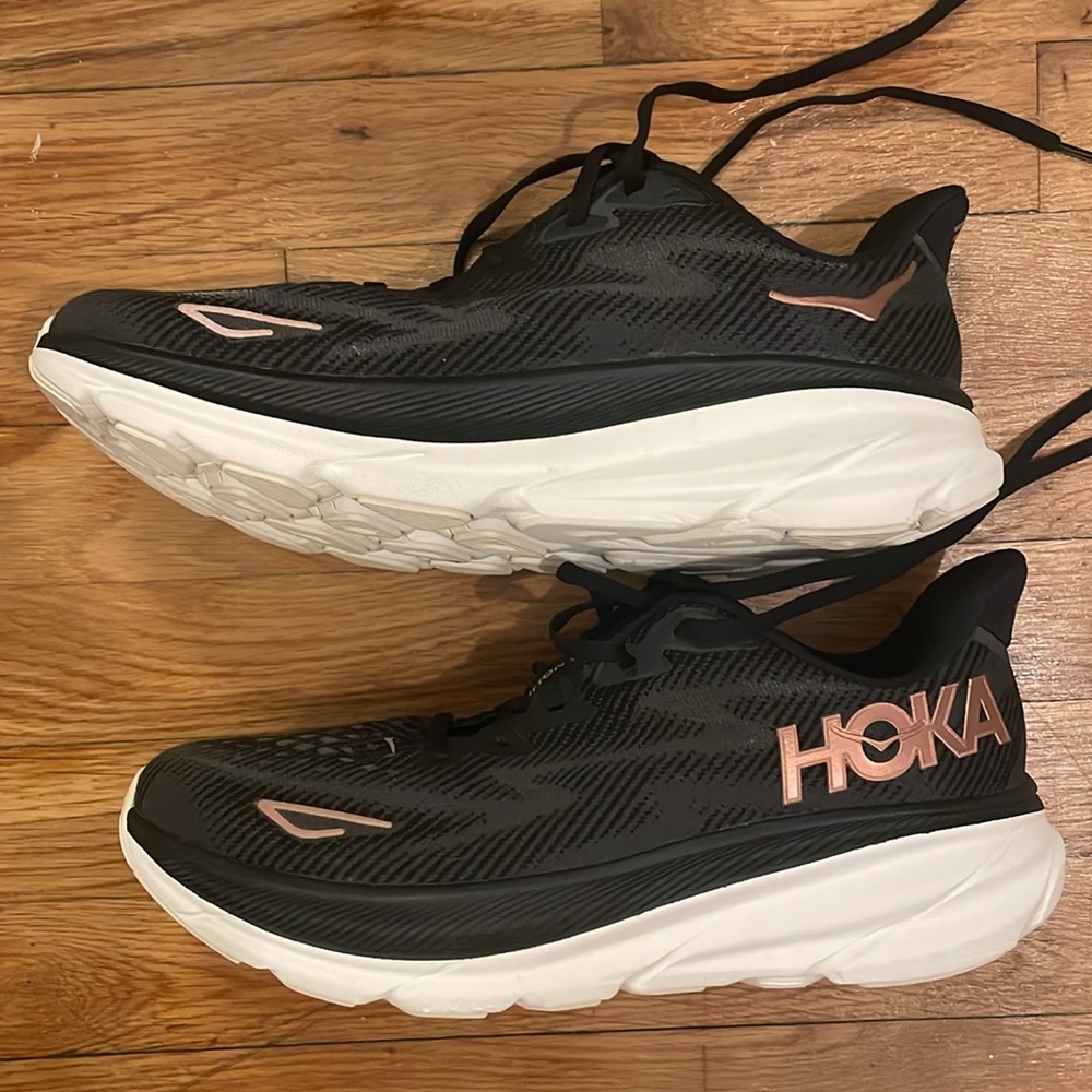HOKA Women’s Clifton 9 Black/Rose Gold size 10.5
